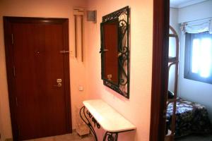 a room with a mirror and a bench and a door at Apartamento de 3 habitaciones in Valencia