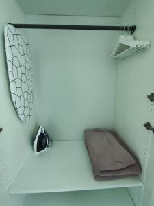 una camera con mensola, cuscino e specchio di Mezrozes a Ventspils