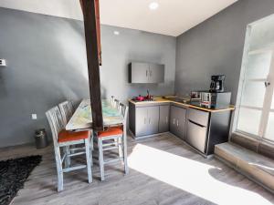 a kitchen with a table and chairs in a room at Lovely Loft 10 min from downtown - free parking in San Luis Potosí