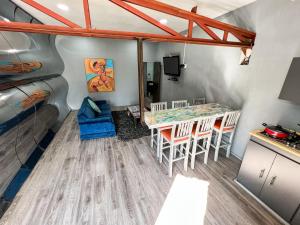 ein Zimmer mit einem Tisch und Stühlen in einem Zimmer in der Unterkunft Lovely Loft 10 min from downtown - free parking in San Luis Potosí