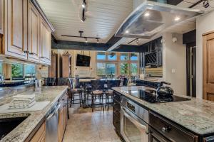 cocina con encimeras de granito y comedor en Interlude Condominiums 3-Bedroom Unit 302 en Snowmass Village