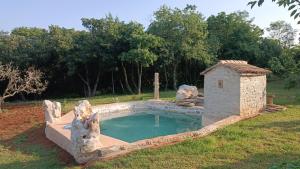 Bazén v ubytovaní Cottage al Merlo Olivo alebo v jeho blízkosti