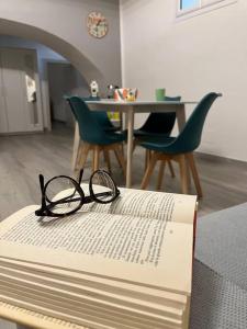 un livre avec une paire de lunettes assise sur le dessus dans l'établissement Donna Filumena, à Naples