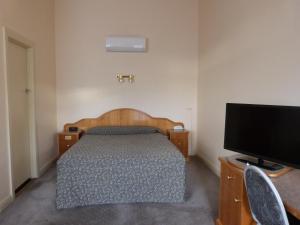 TV a/nebo společenská místnost v ubytování Glenelg Motel