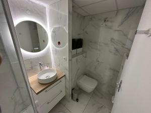 Ένα μπάνιο στο Appartement face mer Le Croisic , piscine privée et plage +19 φωτογραφίες