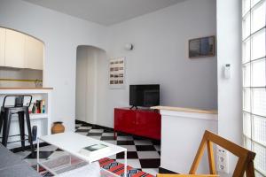 een woonkamer met een rode kast en een tafel bij Apart Garzas Reales in Vera