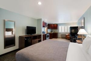 um quarto de hotel com uma cama e uma televisão de ecrã plano em Quality Inn Fairfield Napa Valley Area em Fairfield