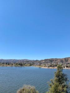 uma vista para uma massa de água com montanhas ao fundo em casa con vista y bajada al lago em Villa Carlos Paz