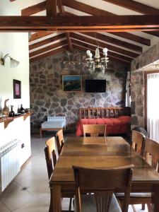 una sala da pranzo con tavolo e divano di casa con vista y bajada al lago a Villa Carlos Paz