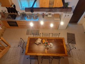 an overhead view of a wooden table and chairs at Casa da Tileira in Penacova