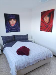 - une chambre avec 2 photos sur le mur et un lit dans l'établissement Apartment mit schöner Aussicht und Terasse, à San Marcos
