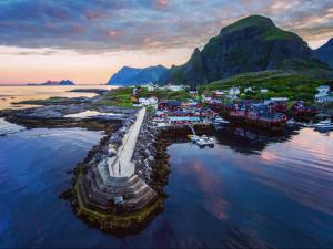 歐鎮的住宿－Ingrid Rorbu, Å i Lofoten，水中小岛的空中景观