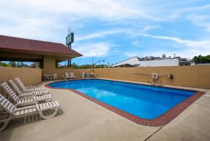 una piscina en un hotel con tumbonas en Quality Inn Fairfield Napa Valley Area, en Fairfield