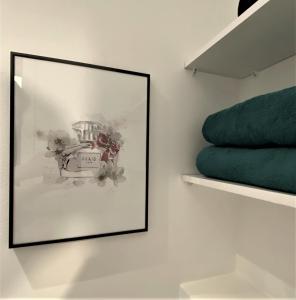 タリンにあるRotermann Central Apartmentsの階段の横の壁に掛かっている時計の絵