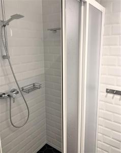 een douche met een glazen deur in de badkamer bij Rotermann Central Apartments in Tallinn