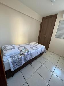 a bedroom with a bed in a room at Apartamento Aconchegante no Centro 14 in Toledo