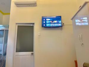 TV a/nebo společenská místnost v ubytování Nhà nghỉ Hương Trà