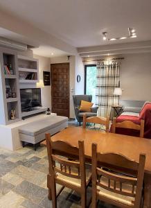 ein Wohnzimmer mit einem Tisch und einem Sofa in der Unterkunft Oleander in Eretria
