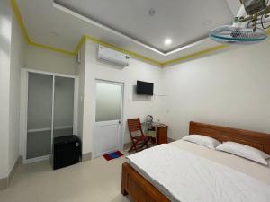 Postel nebo postele na pokoji v ubytování Nhà nghỉ Hương Trà