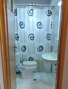 ein Bad mit einem WC und einem Waschbecken in der Unterkunft Oleander in Eretria
