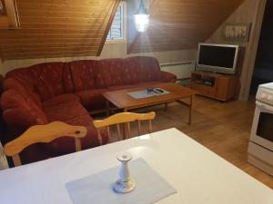 een woonkamer met een bank en een tafel bij Rugsund Handelsstad in Rugsund