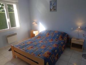 サン・ジュリアン・アン・ボルヌにあるGite mahiouのベッドルーム1室(ベッド1台、ランプ2つ付)