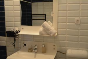 ein Bad mit einem Waschbecken und einem Spiegel in der Unterkunft VILLA MOST Tisno in Tisno