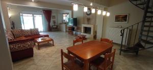 - un salon avec un canapé et une table dans l'établissement Casa Soare, à Nea Kallikratia