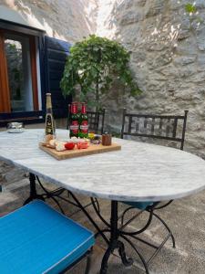 een tafel met een dienblad met eten en drinken erop bij VILLA MOST Tisno in Tisno