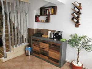 Zimmer mit Holzkommode und Pflanze in der Unterkunft Casa Noastra in Orşova