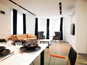 een woonkamer met een tafel en stoelen bij Spectacular Villa with Private Pool in Antalya in Belek