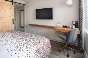 una camera con letto, scrivania e TV di Hotel Keen a Palo Alto