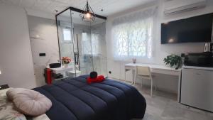 um quarto com uma grande cama azul com um urso de peluche em Villa Flor de Azahar em Benalmádena
