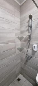 ein Bad mit einer Dusche und 2 Regalen in der Unterkunft VApartments in Kiew