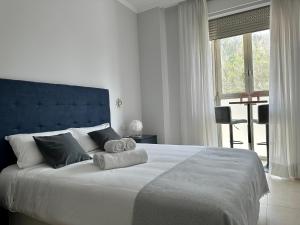 ein Schlafzimmer mit einem großen Bett mit zwei Handtüchern darauf in der Unterkunft Reinapart Patacona Beach 36 in Valencia