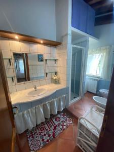 y baño con lavabo y espejo. en Casa vacanza da Lù, en Foiano della Chiana