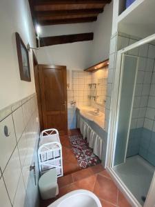 y baño con lavabo, bañera y aseo. en Casa vacanza da Lù, en Foiano della Chiana