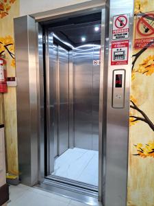 un ascensor en una estación de metro con una señal de no fumadores en Hotel Loja Bella en Loja