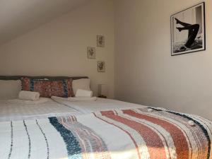 Un dormitorio con una cama con una manta de colores. en DLC: exklusive Suite im Zentrum en Bad Pyrmont
