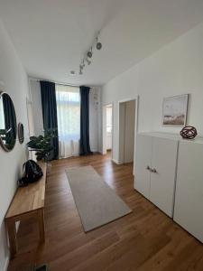 een woonkamer met een tafel en een houten vloer bij DLC: exklusive Suite im Zentrum in Bad Pyrmont