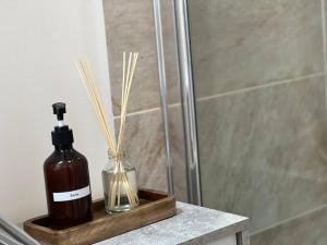Una botella de jabón en una mesa en el baño. en DLC: exklusive Suite im Zentrum en Bad Pyrmont