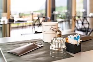 加爾達湖濱的住宿－GARNI' FOCI，一张桌子,上面有叉子,杯子和餐巾