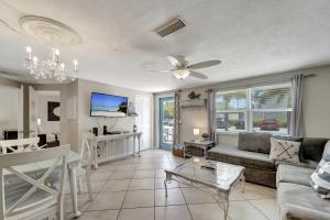 ein Wohnzimmer mit einem Sofa und einem Tisch in der Unterkunft Ocean View House in Holmes Beach