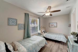 a bedroom with two beds and a ceiling fan at Ocean View in Holmes Beach
