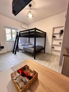 sypialnia z łóżkiem piętrowym i koszem na podłodze w obiekcie Airport Al Volo B&B w Katanii