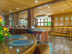 uma sala de jantar com mesas e cadeiras num restaurante em Hotel Nacional Inn Ubatuba - Praia das Toninhas em Ubatuba