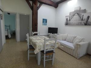 een woonkamer met een tafel en een bank bij Le pin franc in Azur