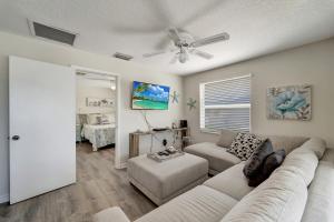 ein Wohnzimmer mit einem Sofa und einem Deckenventilator in der Unterkunft Ocean View House in Holmes Beach