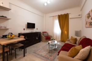 Posezení v ubytování Athenian Dream Apartment-A Spacious Comfortable and Luxurious Apartment in a real Athenian neighborhood