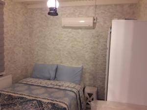 Un pat sau paturi într-o cameră la كوخ للإيجار في سبنجا